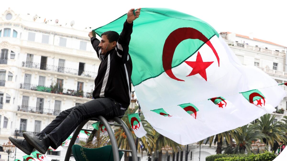 La Francia punta sulla Libia perché teme di perdere l’Algeria. Rischio altra ondata di migranti