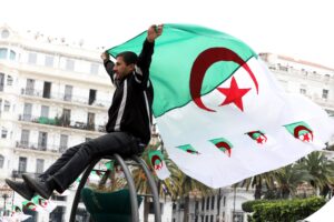 La Francia punta sulla Libia perché teme di perdere l’Algeria. Rischio altra ondata di migranti