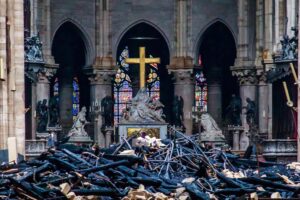 Notre Dame, dopo il fuoco l’oltraggio degli ipocriti