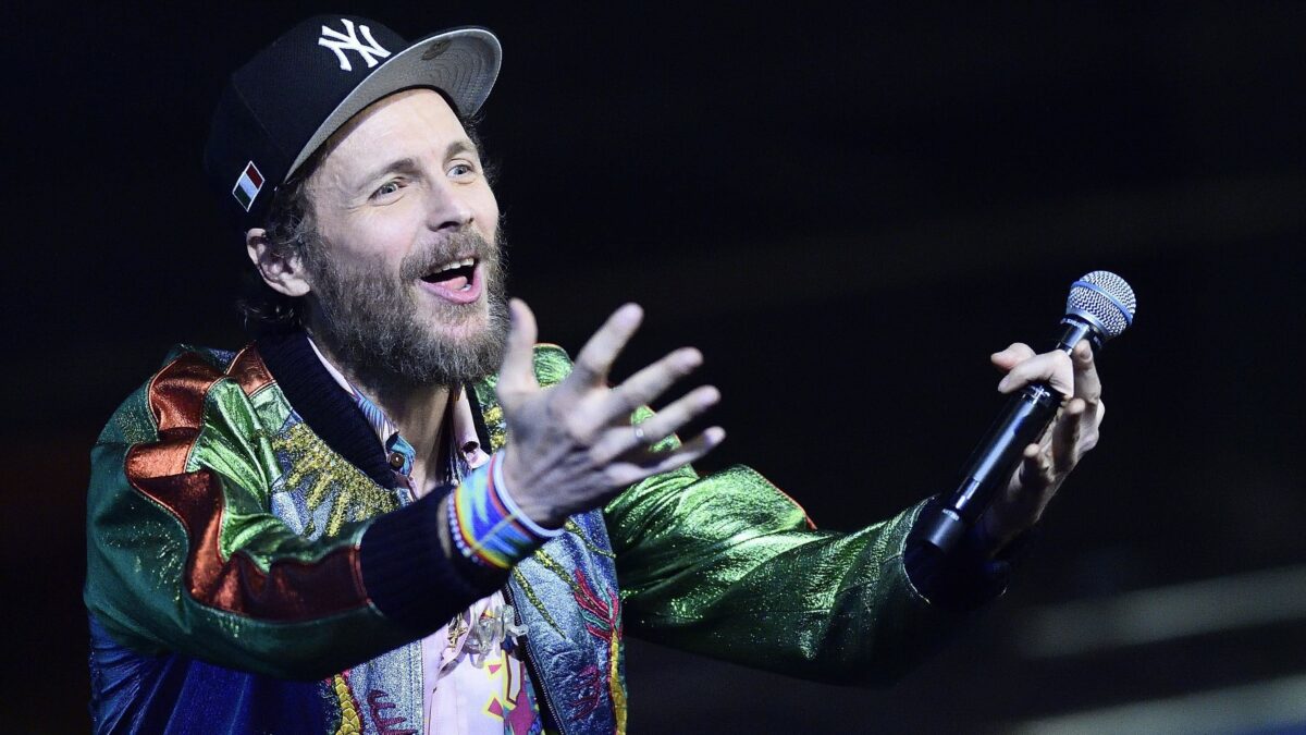 Da rapper a finto prete. Ora Jovanotti celebra pure i matrimoni