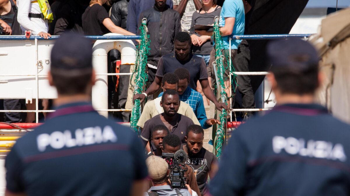 I Comuni battono la lobby delle Ong. Controllare i migranti non è reato