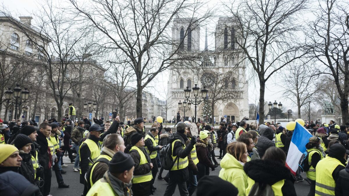 Notre Dame non turba i gilet gialli e a Parigi si scatena la guerriglia