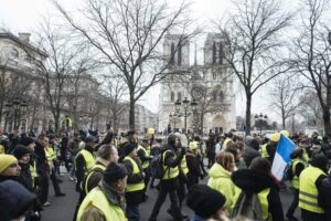 Notre Dame non turba i gilet gialli e a Parigi si scatena la guerriglia