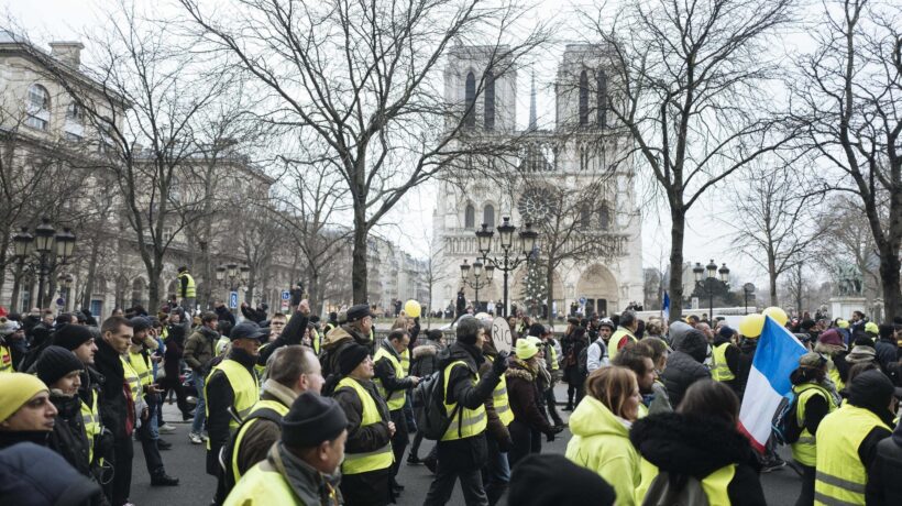 Notre Dame non turba i gilet gialli e a Parigi si scatena la guerriglia