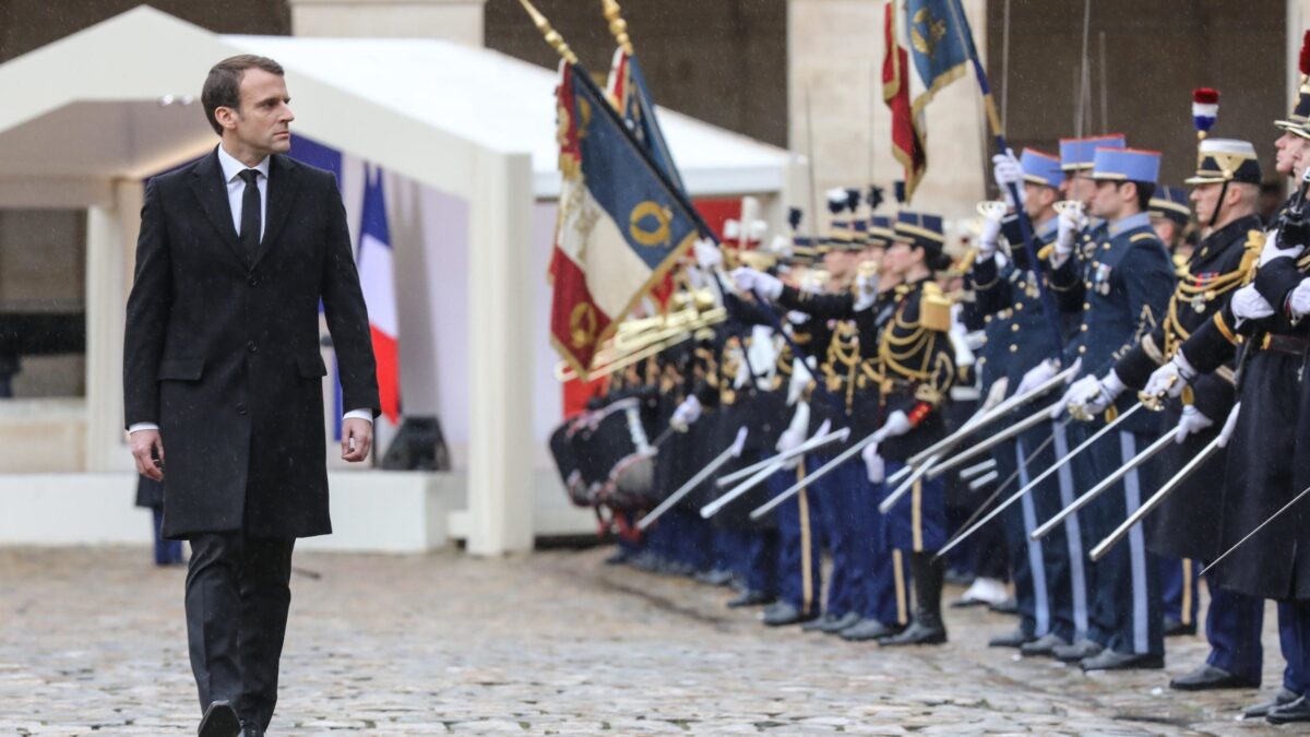 Il «pacifico» Macron invia truppe e carri armati ai confini della Russia