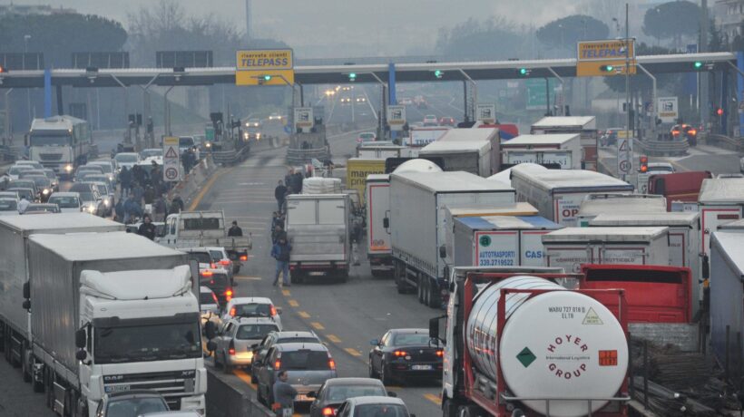 Autostrade si ribella al governo: «Inaccettabili i tagli dei pedaggi»