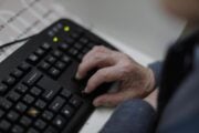 Un pc e 107.000 euro per giocare a fare Dio