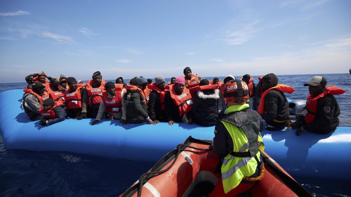 I migranti rifiutano lo sbarco e Salvini augura buon viaggio