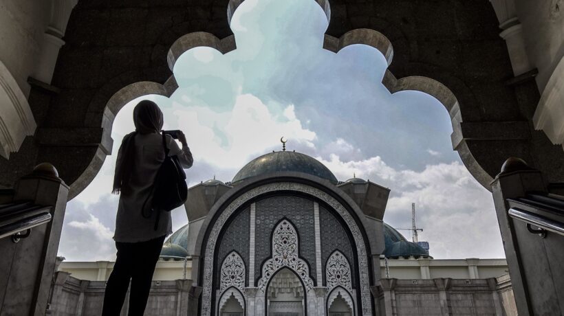 Stiamo svendendo i nostri simboli all’islam