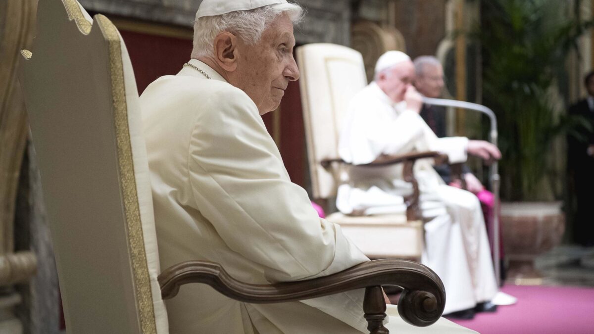 Bergoglio tace. È del Papa emerito la vera risposta al memoriale Viganò