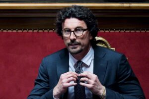 Toninelli disperato bussa al nemico. Alitalia offerta a Toto (chiuse Livingston)