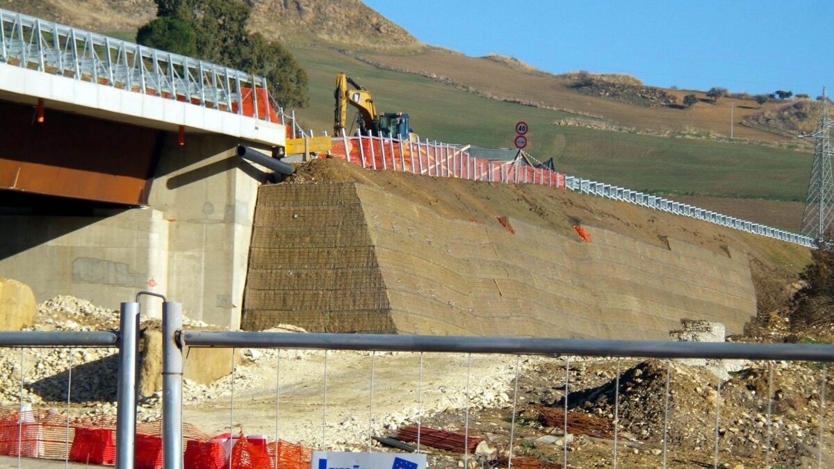 Lo sblocca cantieri è fermo. Attende un cavillo di legge che favorisce i fondi esteri