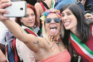 Torino fa la guerra a mamma e papà mentre in periferia si crepa prima