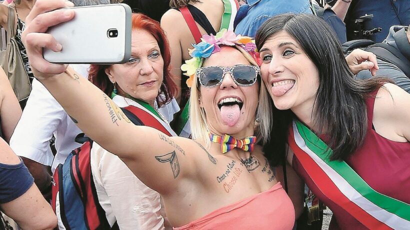 Torino fa la guerra a mamma e papà mentre in periferia si crepa prima