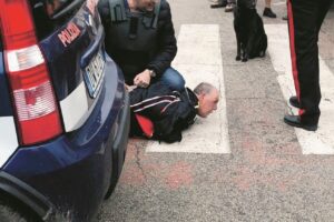 Gli anni di piombo sono finiti ma la caccia alle divise resta aperta