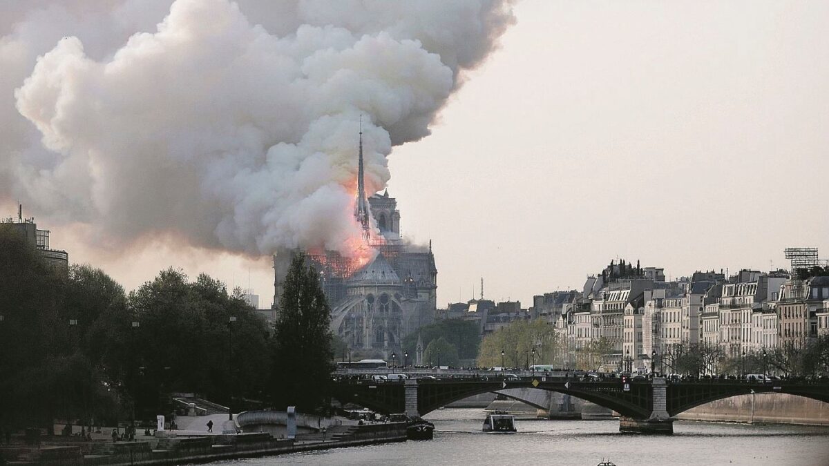 Dovevano restaurare Notre Dame. L’hanno devastata per sempre