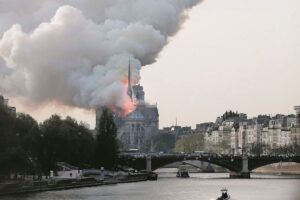 Dovevano restaurare Notre Dame. L’hanno devastata per sempre