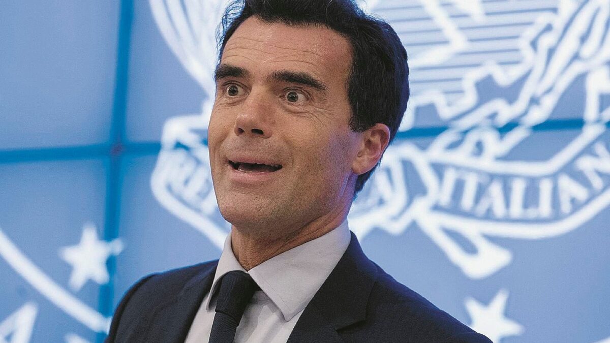 Una superconsulenza inguaia Gozi, l’italiano che corre con Macron