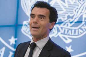 Una superconsulenza inguaia Gozi, l’italiano che corre con Macron