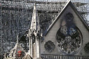 Il vescovo di Parigi contro Macron: «Non riesce a dire la parola cristiani»