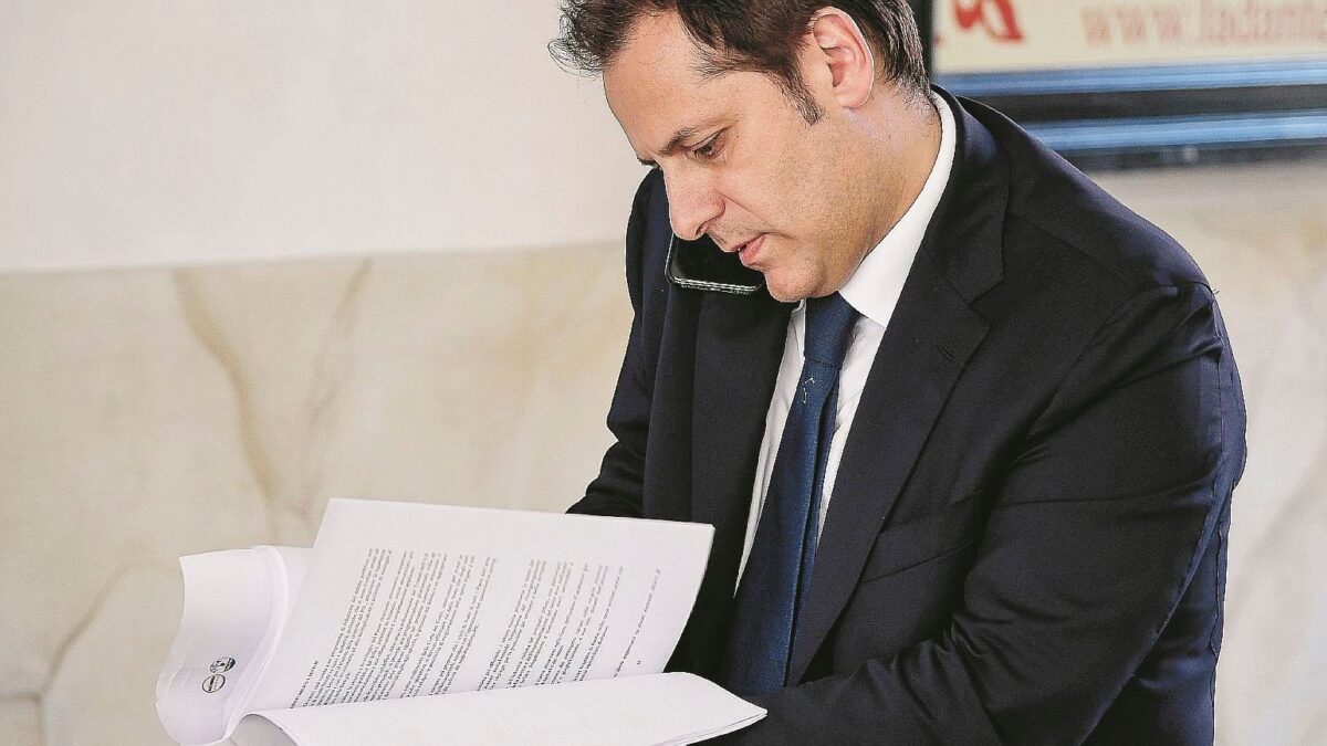 Indagini, inciuci, reddito e immigrati. M5s e Lega si tirano sberle su tutto