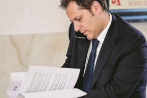 Indagini, inciuci, reddito e immigrati. M5s e Lega si tirano sberle su tutto