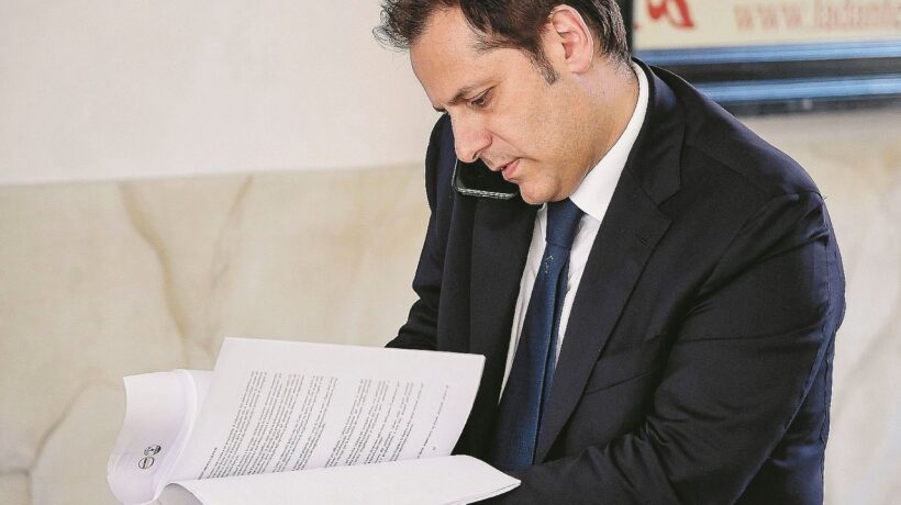Indagini, inciuci, reddito e immigrati. M5s e Lega si tirano sberle su tutto