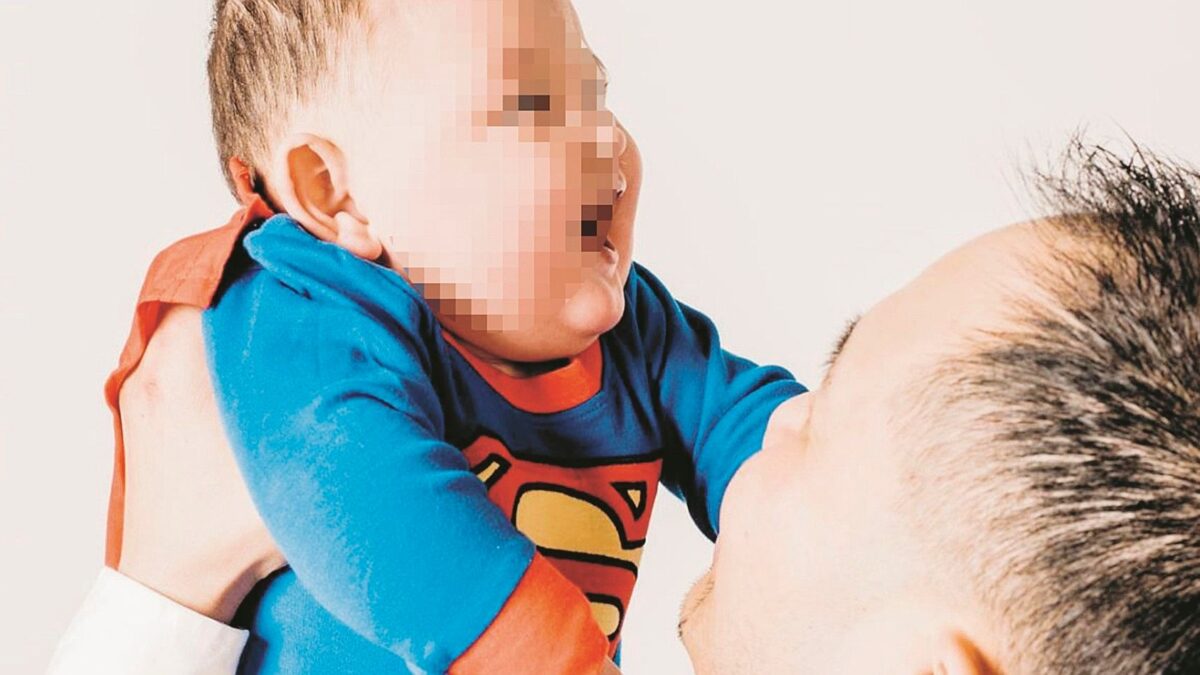 Madre surrogata si tiene il bimbo e poi quasi lo ammazza di botte