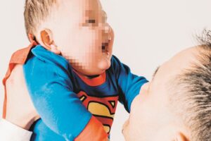 Madre surrogata si tiene il bimbo e poi quasi lo ammazza di botte