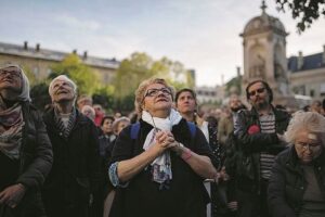 Così la Francia ha ripreso a pregare