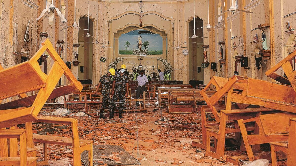 Due giorni di bombe islamiche contro chi entra in chiesa. Sri Lanka tomba dei cattolici