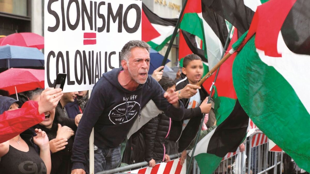 Ebrei offesi, bandiere rosse e «Bella ciao»: in piazza c’è l’eterno ritorno dell’identico