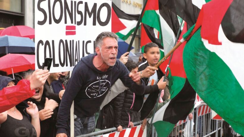 Ebrei offesi, bandiere rosse e «Bella ciao»: in piazza c’è l’eterno ritorno dell’identico