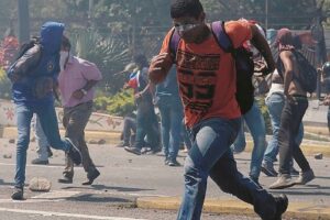 «L’esercito è con me». Guaidó scatena una nuova offensiva