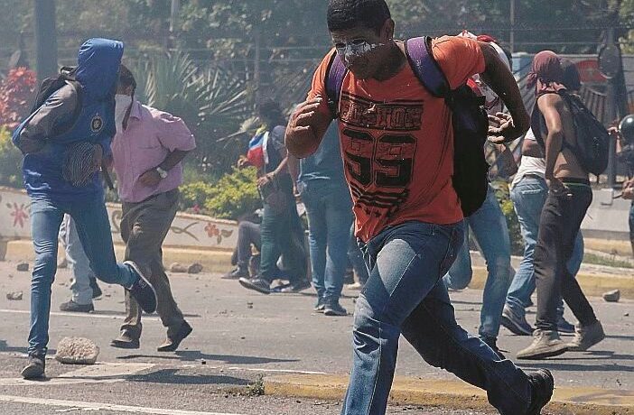 «L’esercito è con me». Guaidó scatena una nuova offensiva