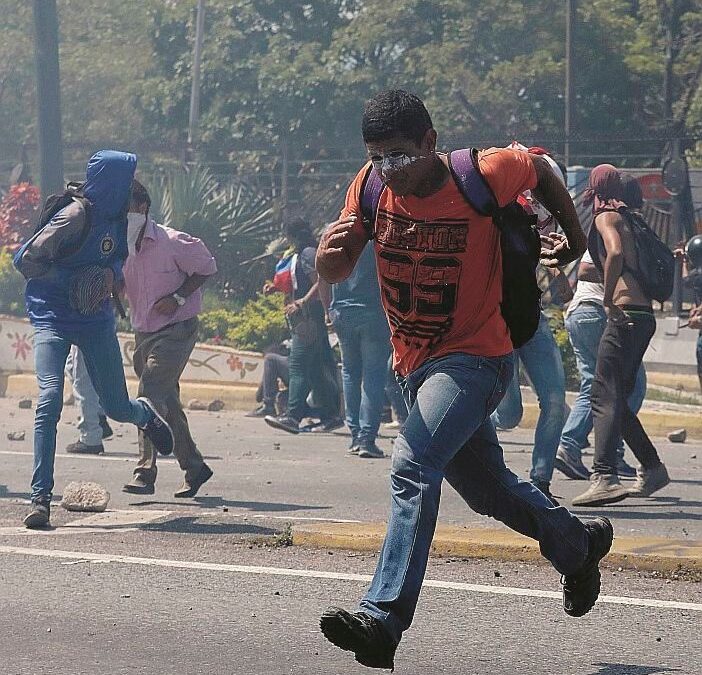 «L’esercito è con me». Guaidó scatena una nuova offensiva