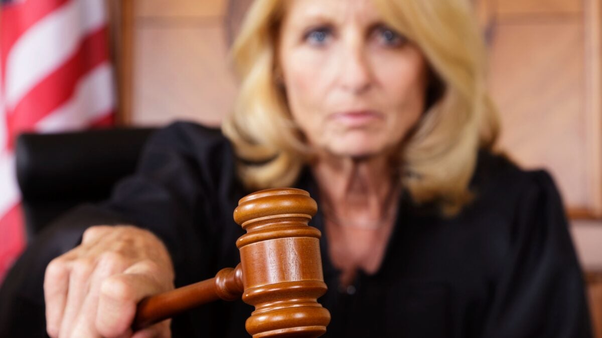 Teme i legali: la giudice scortata a processo