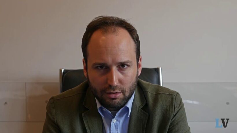 Lo strano caso Tria, difeso dalle opposizioni e non dalla maggioranza. Che non ha alternative all’Economia