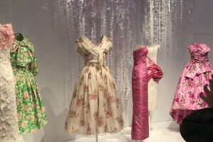 Abiti in mostra. La moda nei musei fa il sold out
