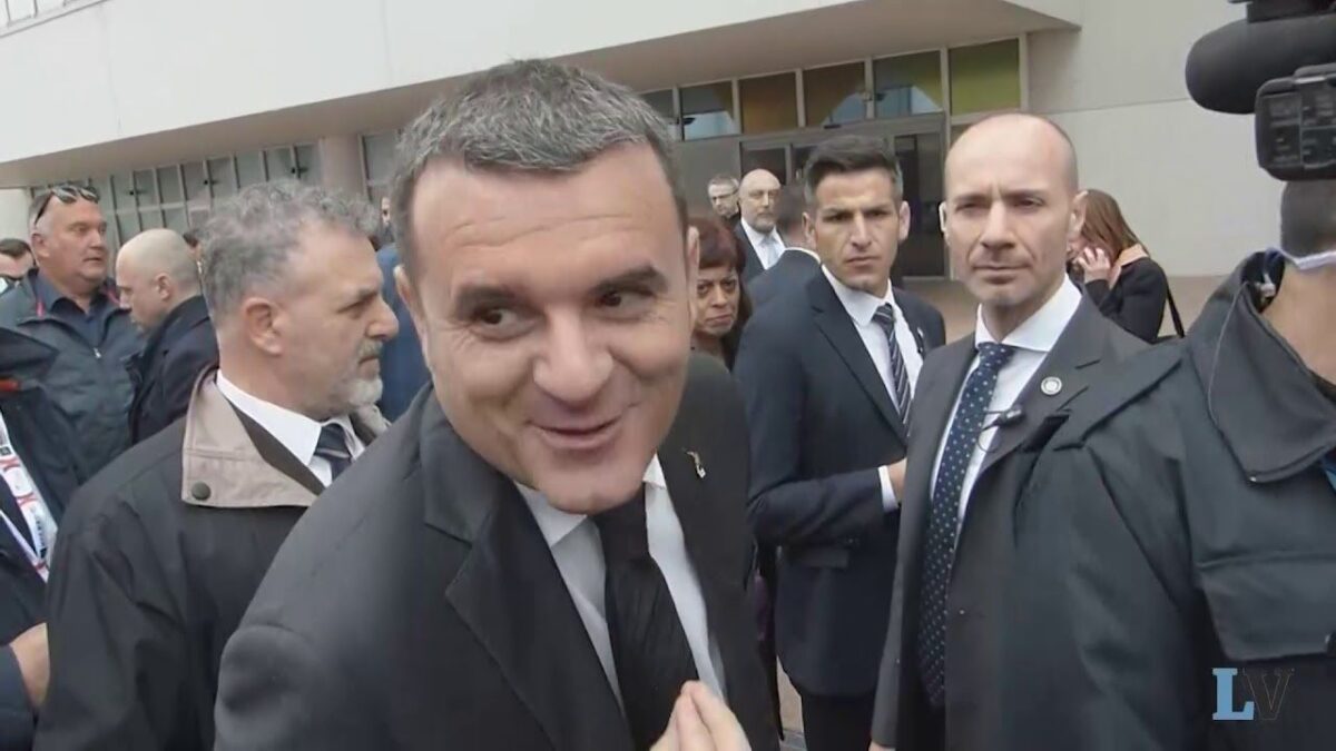 Il ministro Centinaio al Vinitaly: «Malcontento imprenditori? Il settore è in crescita»