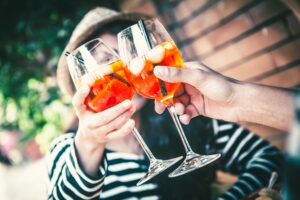L’Italia patria dell’aperitivo ora si abbuffa di happy hour