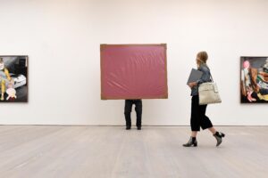 I dipinti offendono i musulmani. E il museo li copre