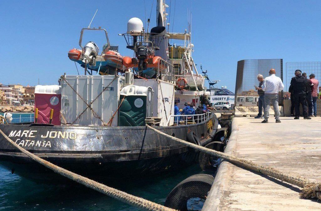 Stop alla Mare Jonio a Lampedusa. Sequestro e indagini per il taxi del mare