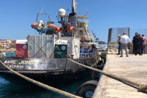 Stop alla Mare Jonio a Lampedusa. Sequestro e indagini per il taxi del mare