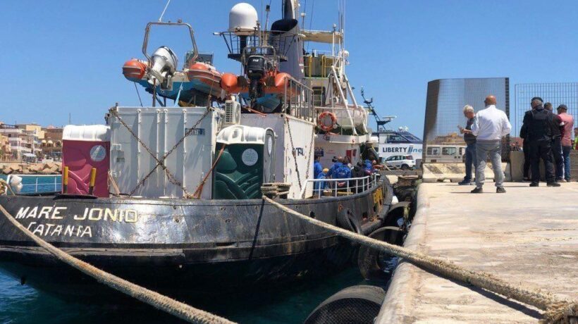 Stop alla Mare Jonio a Lampedusa. Sequestro e indagini per il taxi del mare
