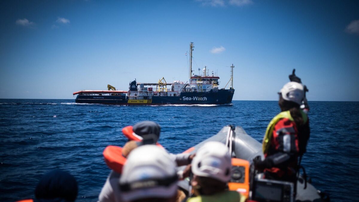 Sea Watch, scendono solo i bambini. Ma sui porti chiusi è lite nel governo