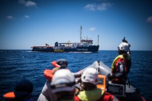 Sea Watch, scendono solo i bambini. Ma sui porti chiusi è lite nel governo