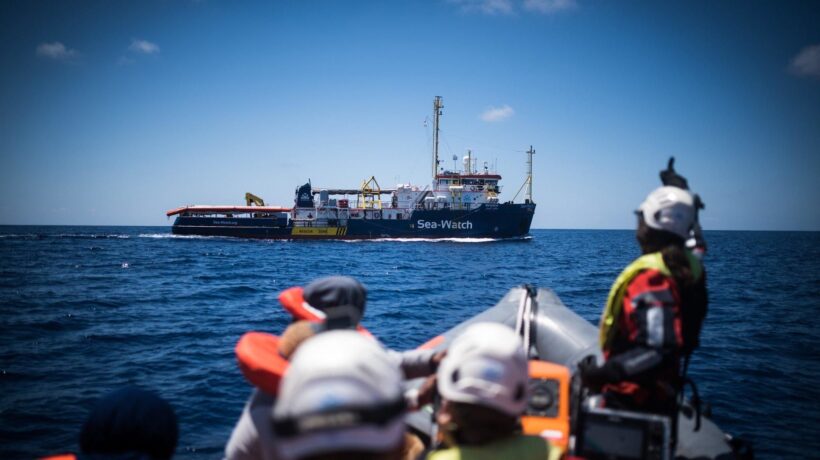 Sea Watch, scendono solo i bambini. Ma sui porti chiusi è lite nel governo