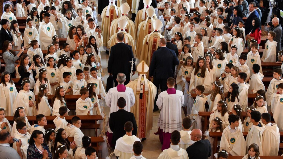 «Vediamoci in chiesa, si fa l’aperimessa»