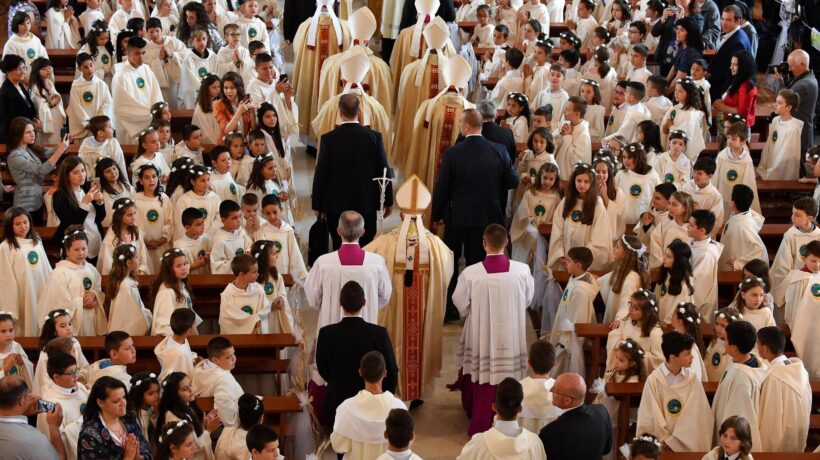 «Vediamoci in chiesa, si fa l’aperimessa»